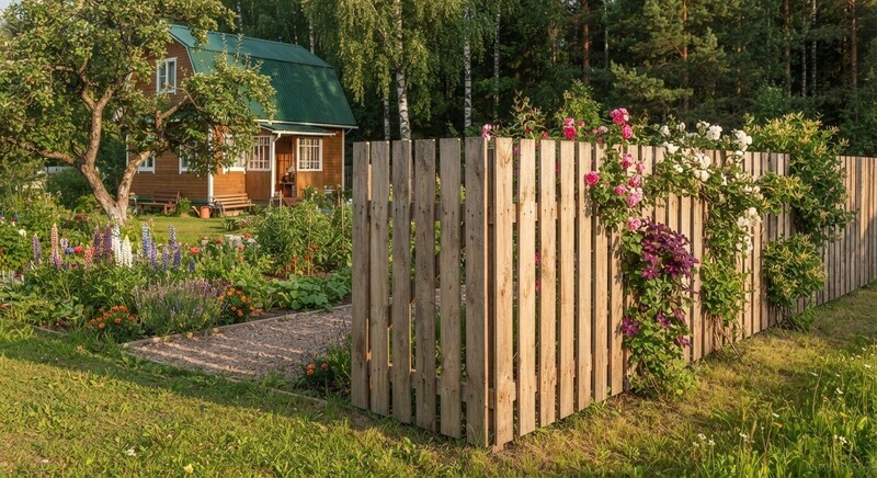 Плюсы и минусы установки деревянного забора