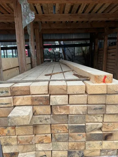 Брус обрезной 100х200х6000 мм ГОСТ, 1 сорт — фото