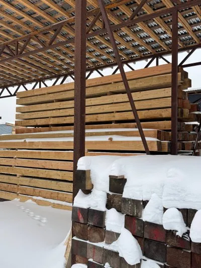 Брус обрезной лиственница 100х100х6000 мм 1 сорт — фото