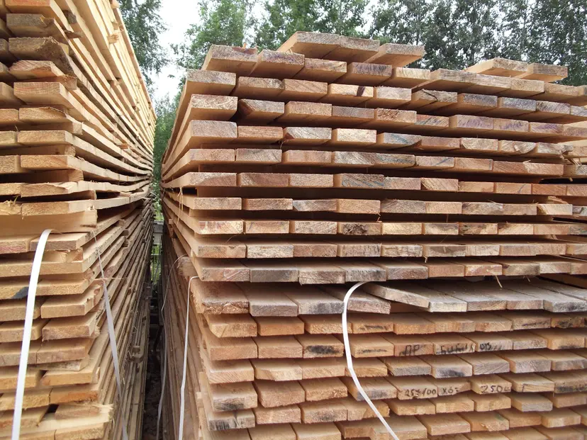 Купить Доска обрезная сухая 25х100х6000 мм 1 сорт ГОСТ