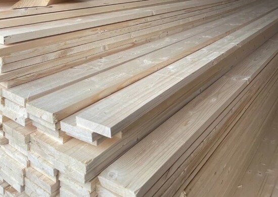 Доска строганная на складе магазина «Пилобаза»